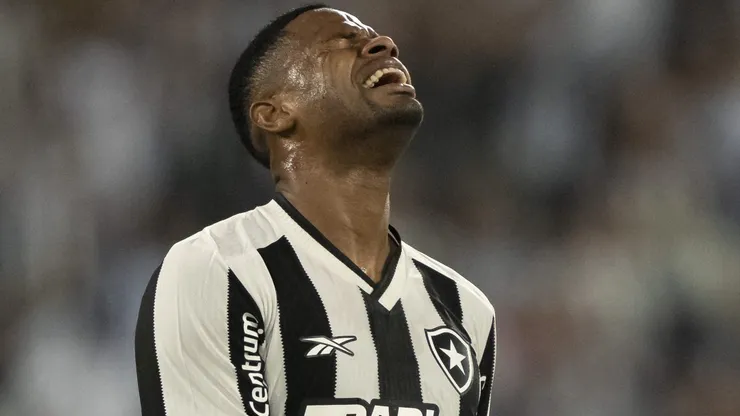 Júnior Santos lamentando durante partida entre Botafogo e Bahia, no Estádio Nílton Santos, pelo Campeonato Brasileiro, no dia 05/05/2024.