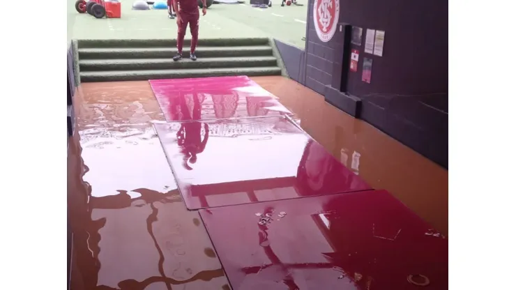 Túnel de acesso do estádio Beira-Rio já estava submerso no sábado.