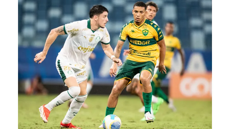 Denilson jogador do Cuiaba disputa lance com Piquerez jogador do Palmeiras. Foto: Gil Gomes/AGIF