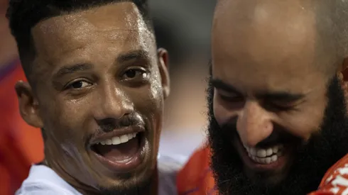 Ratão e Danilo Fernandes comemorando gol da vitória do Bahia no Nilton Santos