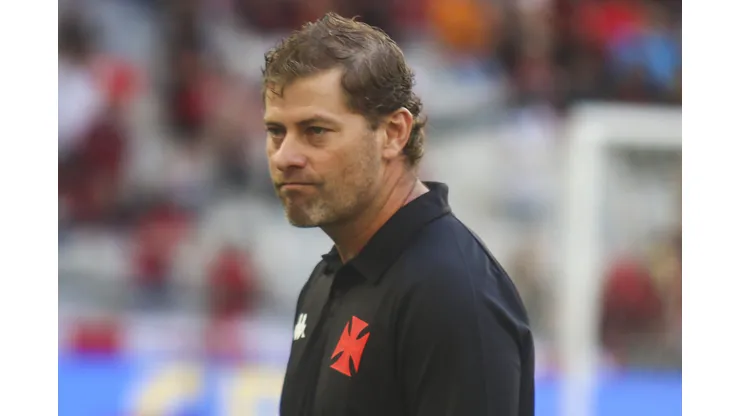 Rafael Paiva, técnico interino do Vasco, deu razão curiosa a expulsão de Hugo Moura.