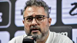 RJ - RIO DE JANEIRO - 06/02/2024 - VASCO, APRESENTACAO ADSON, GALDAMES, KEILLER E VICTOR LUIS - O dirigente Alexandre Mattos fala aos jornalistas durante apresentacao oficial dos jogadores do Vasco em coletiva de imprensa realizada no Sao Januario. Foto: Thiago Ribeiro/AGIF
