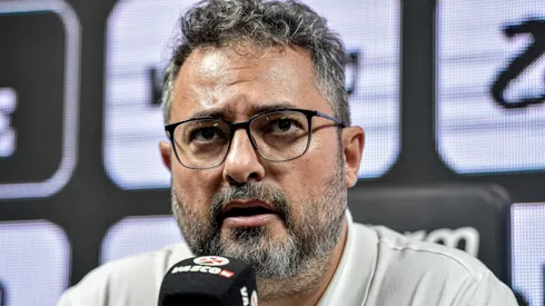 RJ - RIO DE JANEIRO - 06/02/2024 - VASCO, APRESENTACAO ADSON, GALDAMES, KEILLER E VICTOR LUIS - O dirigente Alexandre Mattos fala aos jornalistas durante apresentacao oficial dos jogadores do Vasco em coletiva de imprensa realizada no Sao Januario. Foto: Thiago Ribeiro/AGIF