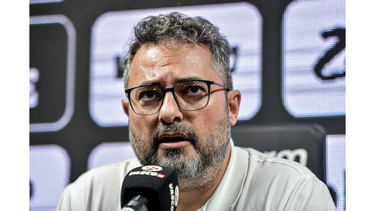 RJ - RIO DE JANEIRO - 06/02/2024 - VASCO, APRESENTACAO ADSON, GALDAMES, KEILLER E VICTOR LUIS - O dirigente Alexandre Mattos fala aos jornalistas durante apresentacao oficial dos jogadores do Vasco em coletiva de imprensa realizada no Sao Januario. Foto: Thiago Ribeiro/AGIF