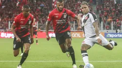 Jogadores de Athletico-PR e Vasco em partida do Brasileirão 2024