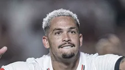 Luciano comemora o seu gol pelo SP. Atacante brilha em partida do Brasileirão.