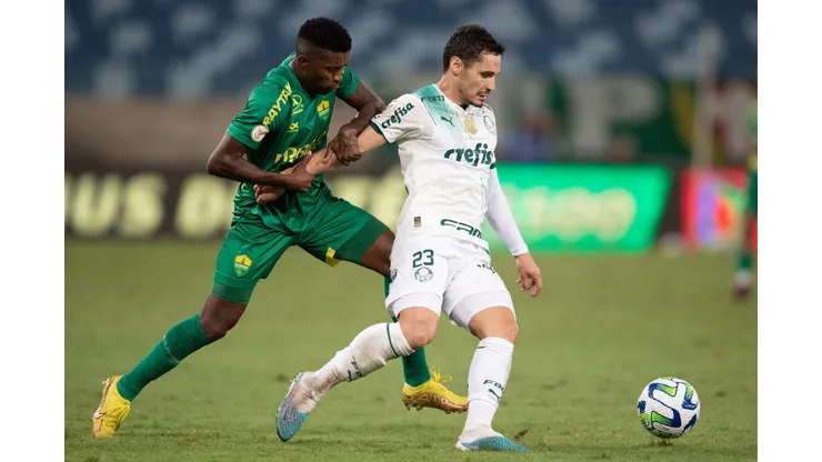 Jonathan Cafu jogador do Cuiaba disputa lance com Raphael Veiga jogador do Palmeiras durante partida. Foto: Gil Gomes/AGIF