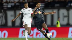 Eduardo Santos jogador do Bragantino disputa lance com Bruno Henrique jogador do Flamengo.