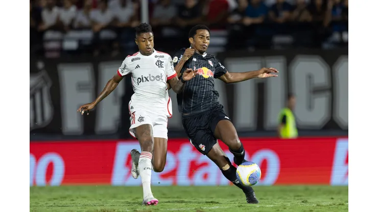 Eduardo Santos jogador do Bragantino disputa lance com Bruno Henrique jogador do Flamengo.