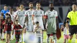 Elenco do Flamengo e o árbitro Paulo Cesar Zanovelli antes do jogo entre Bragantino e Flamengo começar, no estádio Nabizão. Foto: Diogo Reis/AGIF