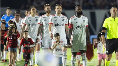 Elenco do Flamengo e o árbitro Paulo Cesar Zanovelli antes do jogo entre Bragantino e Flamengo começar, no estádio Nabizão. Foto: Diogo Reis/AGIF