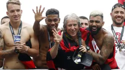 Jorge Jesus comemorando o título da Libertadores com elenco do Flamengo. (Photo by Wagner Meier/Getty Images)