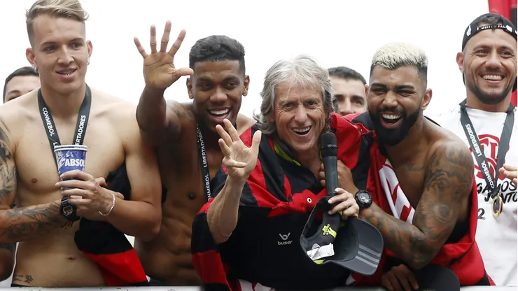Jorge Jesus comemorando o título da Libertadores com elenco do Flamengo. (Photo by Wagner Meier/Getty Images)
