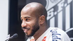Patrick é apresentado na Vila Belmiro. Meio-campista está à disposição de Carille. Foto: Raul Baretta/ Santos FC.