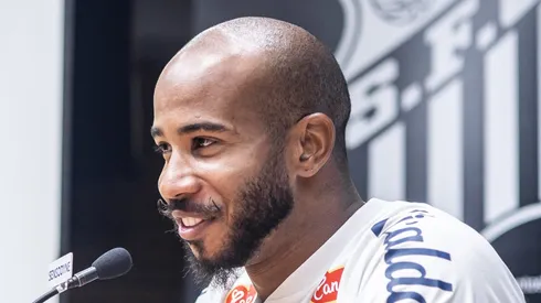 Patrick é apresentado na Vila Belmiro. Meio-campista está à disposição de Carille. Foto: Raul Baretta/ Santos FC.