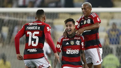 Wesley comemora gol do Flamengo com Pulgar e Fabrício Bruno; Lateral interessa ao Real Betis