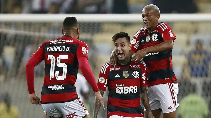 Wesley comemora gol do Flamengo com Pulgar e Fabrício Bruno; Lateral interessa ao Real Betis
