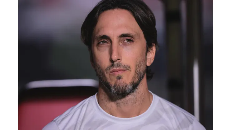 Luis Zubeldía terá jogo difícil no Barradão diante do Vitória.