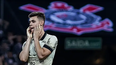 SP - SAO PAULO - 02/12/2023 - BRASILEIRO A 2023, CORINTHIANS X INTERNACIONAL - Gabriel Moscardo jogador do Corinthians lamenta durante partida contra o Internacional no estadio Arena Corinthians pelo campeonato Brasileiro A 2023. Foto: Fabio Giannelli/AGIF