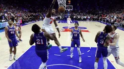 Em duelo de arrepiar, os Knicks comemoraram a vaga na segunda rodada dos play-offs contra os Sixers, na Filadélfia (Foto: Tim Nwachukwu/Getty Images)