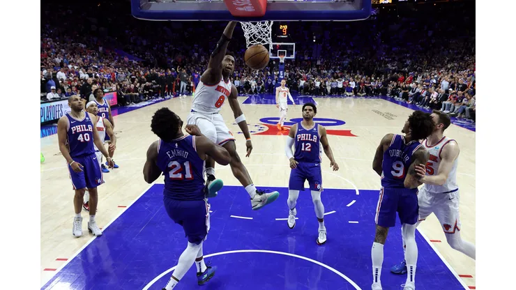 Em duelo de arrepiar, os Knicks comemoraram a vaga na segunda rodada dos play-offs contra os Sixers, na Filadélfia (Foto: Tim Nwachukwu/Getty Images)