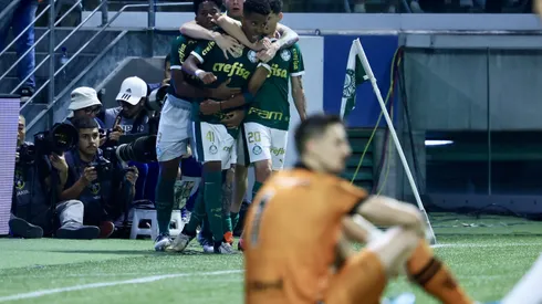 Estevao jogador do Palmeiras comemora seu gol com jogadores do seu time durante partida contra o Botafogo-SP no estadio Arena Allianz Parque pelo campeonato Copa Do Brasil 2024. Foto: Marcello Zambrana/AGIF