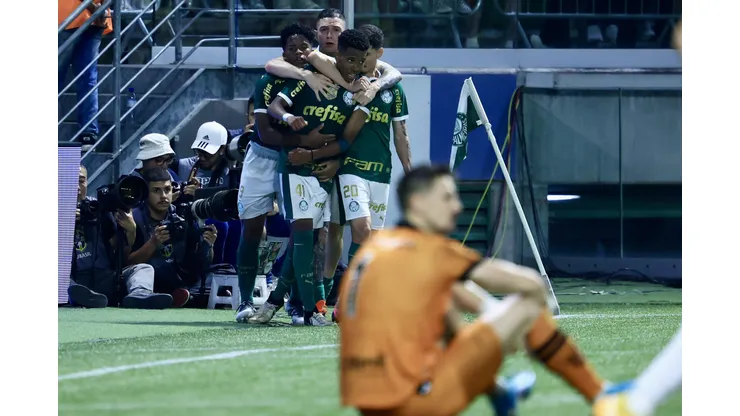 Estevao jogador do Palmeiras comemora seu gol com jogadores do seu time durante partida contra o Botafogo-SP no estadio Arena Allianz Parque pelo campeonato Copa Do Brasil 2024. Foto: Marcello Zambrana/AGIF