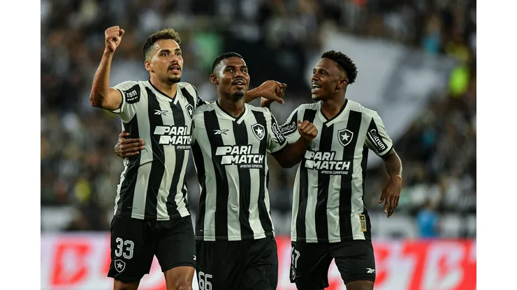 Jogadores do Botafogo comemorando gol durante partida contra o Vitória pela Copa Do Brasil 2024. Foto: Thiago Ribeiro/AGIF