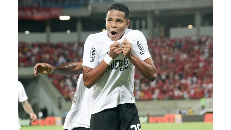 RN - NATAL - 01/05/2024 - COPA DO BRASIL 2024, AMERICA NATAL X CORINTHIANS jogador do Corinthians comemora gol com jogadores do seu time durante partida contra o America Natal no estadio Arena das Dunas pelo campeonato Copa Do Brasil 2024. Foto: Augusto Ratis/AGIF