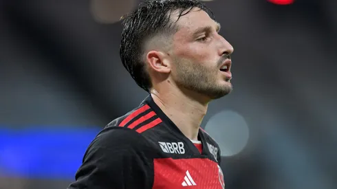 Matías Viña preocupa o Flamengo por lesão no joelho direito