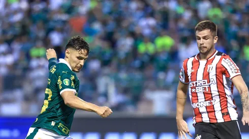 Palmeiras x Botafogo-SP. Raphael Veiga em disputa na imagem.