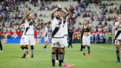 Elenco do Vasco agradecendo a torcida presente em Fortaleza. Foto: Baggio Rodrigues/AGIF