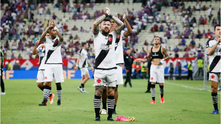 Elenco do Vasco agradecendo a torcida presente em Fortaleza. Foto: Baggio Rodrigues/AGIF
