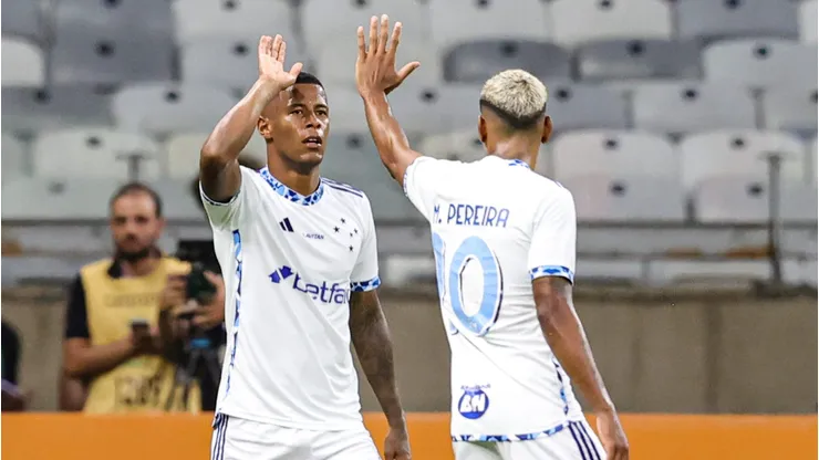 MG - BELO HORIZONTE - 28/04/2024 - BRASILEIRO A 2024, CRUZEIRO X VITORIA - Arthur Gomes jogador do Cruzeiro comemora seu gol durante partida contra o Vitoria no estadio Mineirao pelo campeonato Brasileiro A 2024. Foto: Gilson Lobo/AGIF