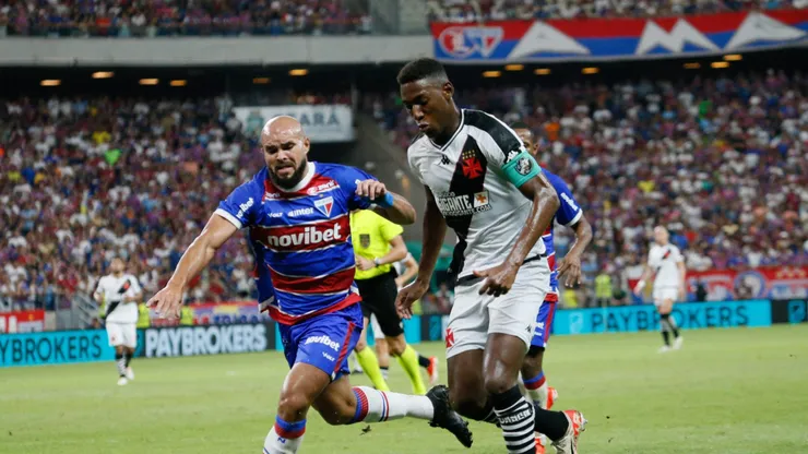 CE - FORTALEZA - 01/05/2024 - COPA DO BRASIL 2024, FORTALEZA X VASCO - Leo jogador do Vasco durante partida contra o Fortaleza no estadio Arena Castelao pelo campeonato Copa Do Brasil 2024. Foto: Baggio Rodrigues/AGIF