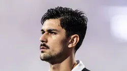 João Basso durante partida contra o Corinthians. Peixe deixou de pagar por aquisição do jogador.