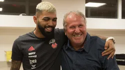 Gabigol e Zico juntos. Dois históricos camisas 10 da Gávea - Foto: Alexandre Vidal / Flamengo