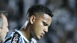 Gustavo Martins deixa o campo contra o Operário por lesão, em jogo pela Copa do Brasil.