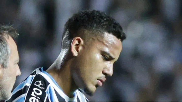 Gustavo Martins deixa o campo contra o Operário por lesão, em jogo pela Copa do Brasil.