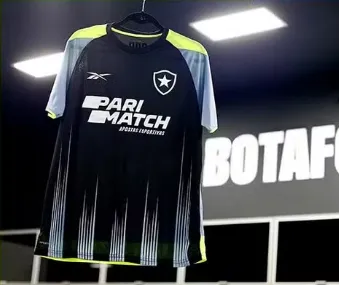 Camisa de aquecimento do Botafogo. Foto: Reprodução.