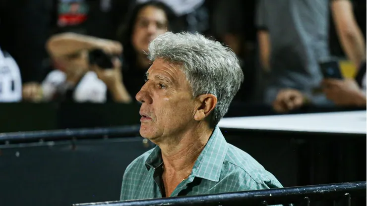 Renato Portaluppi no banco de reservas do Estádio Germano Kruger. Foto: Giovani Baccin/AGIF