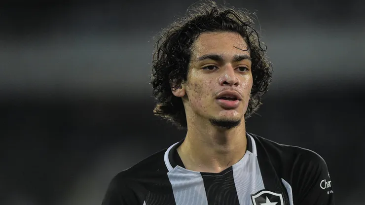 Recuperação da cirurgia vai tirar o jogador de suas atividades por, no mínimo, quatro meses
