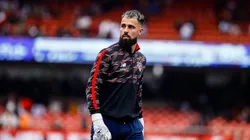 Goleiro durante aquecimento para o jogo com o Bahia