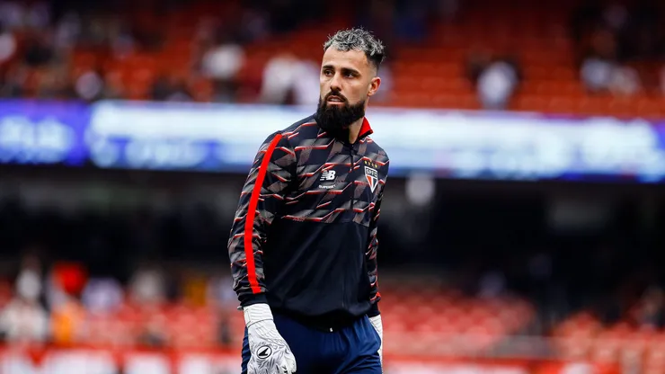 Goleiro durante aquecimento para o jogo com o Bahia