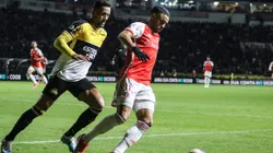 Jogadores de Criciúma e Internacional em partida do Brasileirão