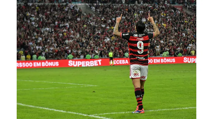 Pedro jogador do Flamengo comemora seu gol durante partida contra o Cruzeiro.