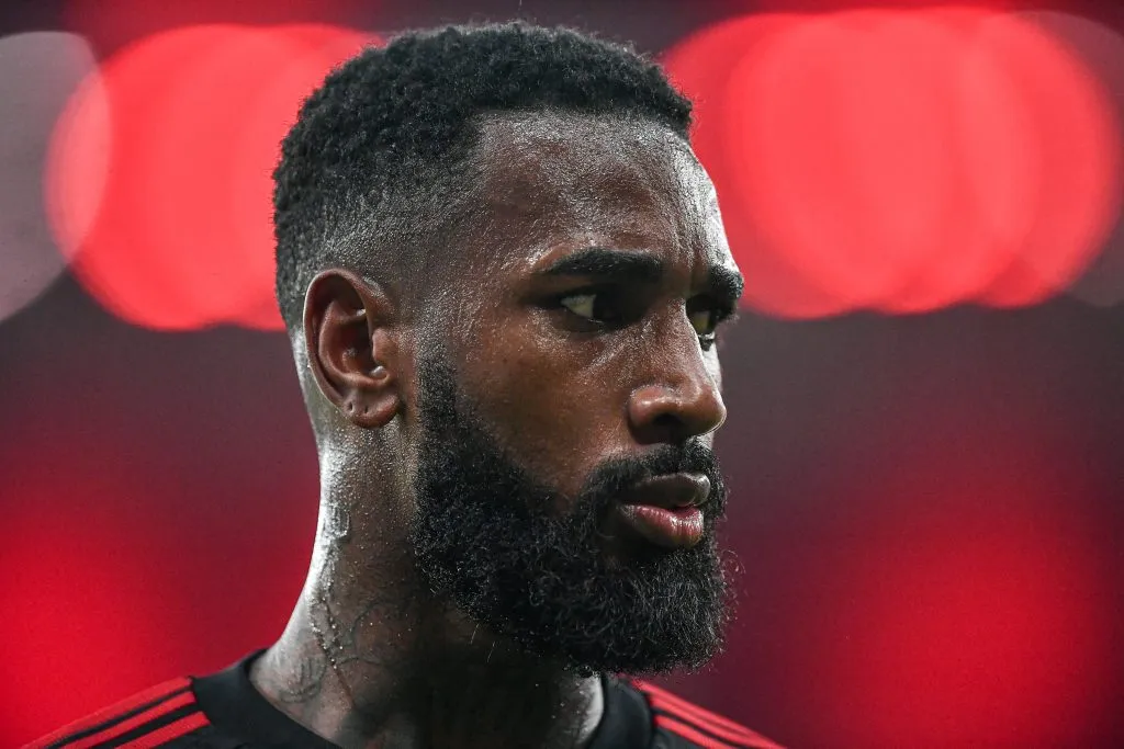 Gerson contrariado em jogo do Flamengo - Foto: Thiago Ribeiro/AGIF