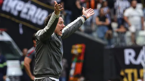 Gabriel Milito se irrita com críticas a não escolha de jogadores da base para banco.