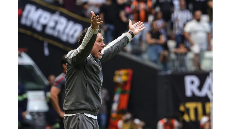 Gabriel Milito se irrita com críticas a não escolha de jogadores da base para banco.