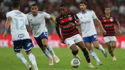 Lorran carrega a bola cercado de jogadores, em Flamengo x Cruzeiro, no Maracanã. Foto: Wagner Meier/Getty Images)
